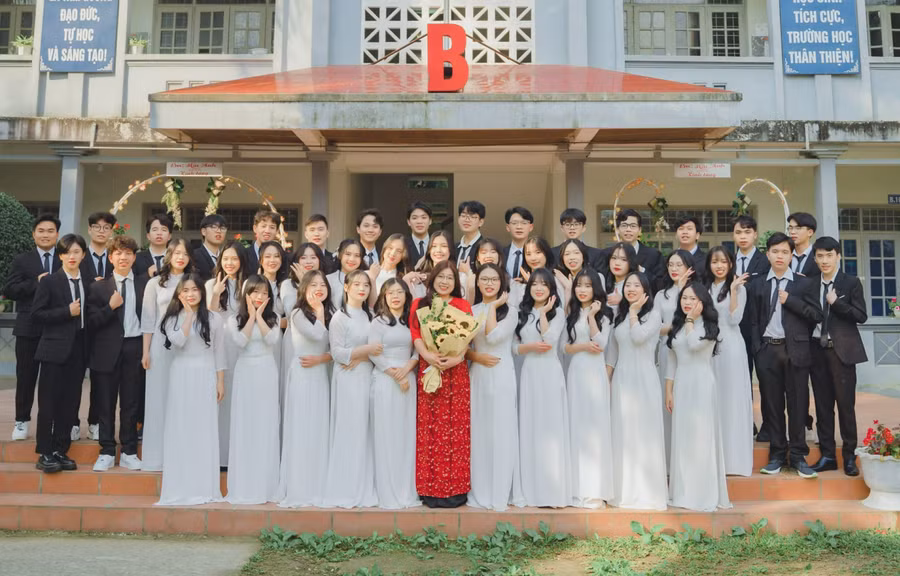 Phạm Hữu Thắng (ngoài cùng bên phải) chụp ảnh kỷ yếu cùng tập thể lớp 12A7 và giáo viên chủ nhiệm. Phạm Hữu Thắng (ngoài cùng bên phải) chụp ảnh kỷ yếu cùng tập thể lớp 12A7 và giáo viên chủ nhiệm.