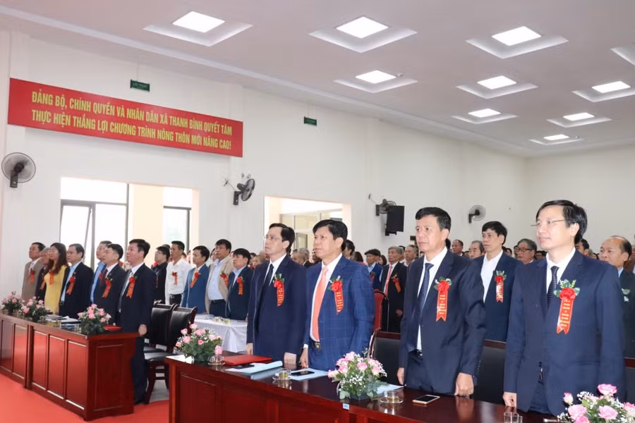 Các đại biểu, khách mời dự buổi lễ thực hiện nghi thức chào cờ.