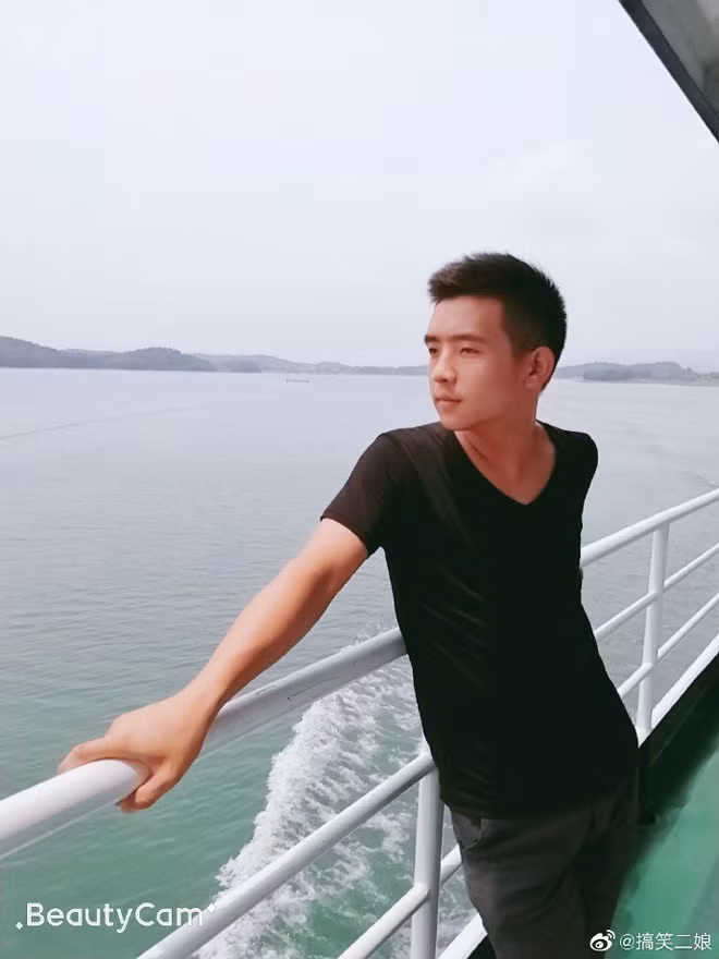 Hình ảnh bình thường của anh chồng trẻ.