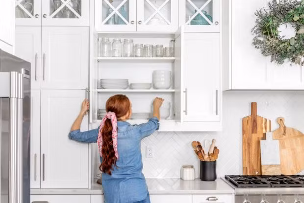 Một cách để tổ chức nhà bếp của bạn là chỉ định các khu vực cụ thể cho từng nhóm đồ. (Ảnh: ITN).