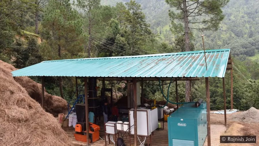 Những nhà máy điện lá thông chỉ 10-25 kWh này mang đến tương lai ấm no cho dân nghèo Uttarakhand.