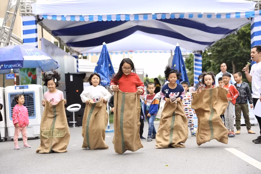 Á hậu Tường San khám phá các trò chơi sáng tạo từ cây, hoa lá với trẻ ảnh 3