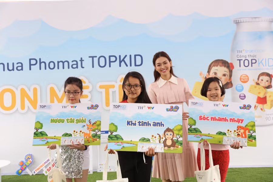 Á hậu Tường San khám phá các trò chơi sáng tạo từ cây, hoa lá với trẻ ảnh 2