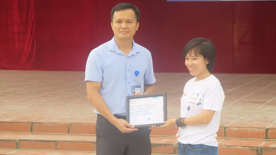 Dự án trao tặng 100 đầu sách cho thầy trò trường THPT Lương Thế Vinh