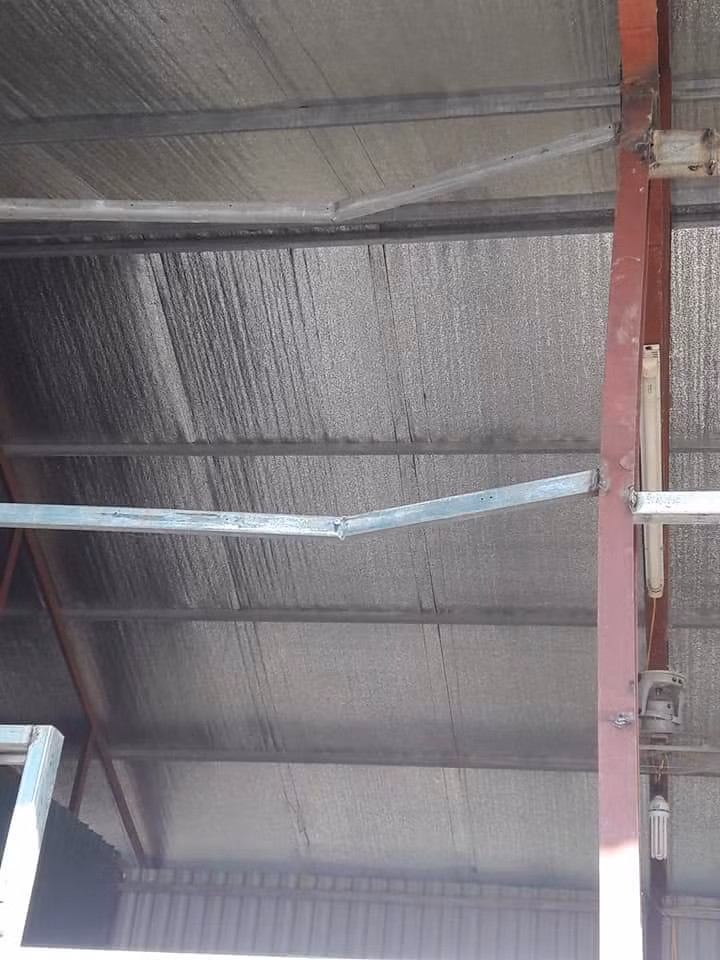 Mái nhà đã bị bẻ cong, các mối hàn đã bị bung ra gây nguy hiểm Mái nhà đã bị bẻ cong, các mối hàn đã bị bung ra gây nguy hiểm