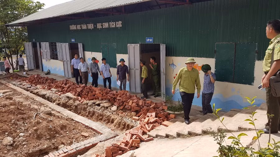 Đoàn công tác của tỉnh Điện Biên đi kiểm tra địa điểm làm phòng học tạm; khảo sát, lựa chọn địa điểm di chuyển trường học đến vị trí mới Đoàn công tác của tỉnh Điện Biên đi kiểm tra địa điểm làm phòng học tạm; khảo sát, lựa chọn địa điểm di chuyển trường học đến vị trí mới