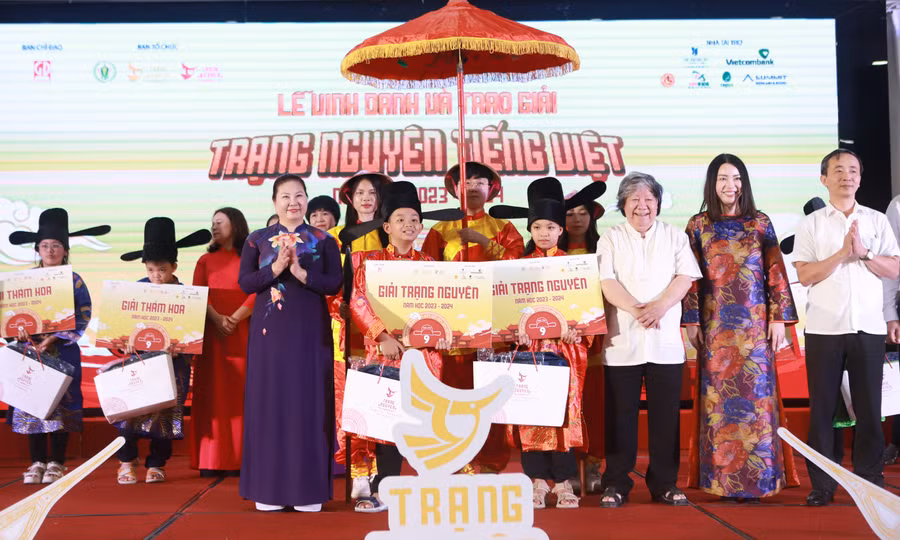 TS Trịnh Hoài Thu - Phó Vụ trưởng Vụ Giáo dục Tiểu học (Bộ GD&ĐT); GS Sử học Lê Văn Lan cùng đại diện BTC trao giải cho hai Trạng Nguyên của cuộc thi năm nay.