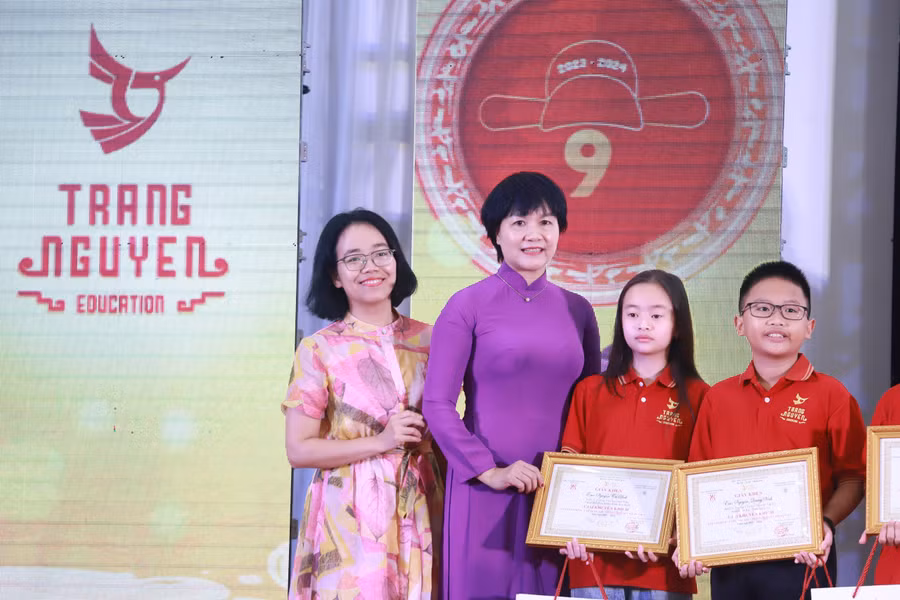 Tới dự lễ vinh danh là 358 thí sinh xuất sắc nhất cùng đông đảo thầy cô giáo, phụ huynh học sinh. Tới dự lễ vinh danh là 358 thí sinh xuất sắc nhất cùng đông đảo thầy cô giáo, phụ huynh học sinh.