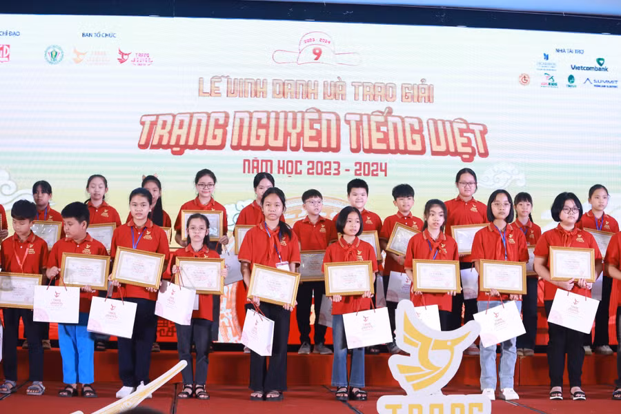 Tới dự lễ vinh danh là 358 thí sinh xuất sắc nhất cùng đông đảo thầy cô giáo, phụ huynh học sinh. Tới dự lễ vinh danh là 358 thí sinh xuất sắc nhất cùng đông đảo thầy cô giáo, phụ huynh học sinh.