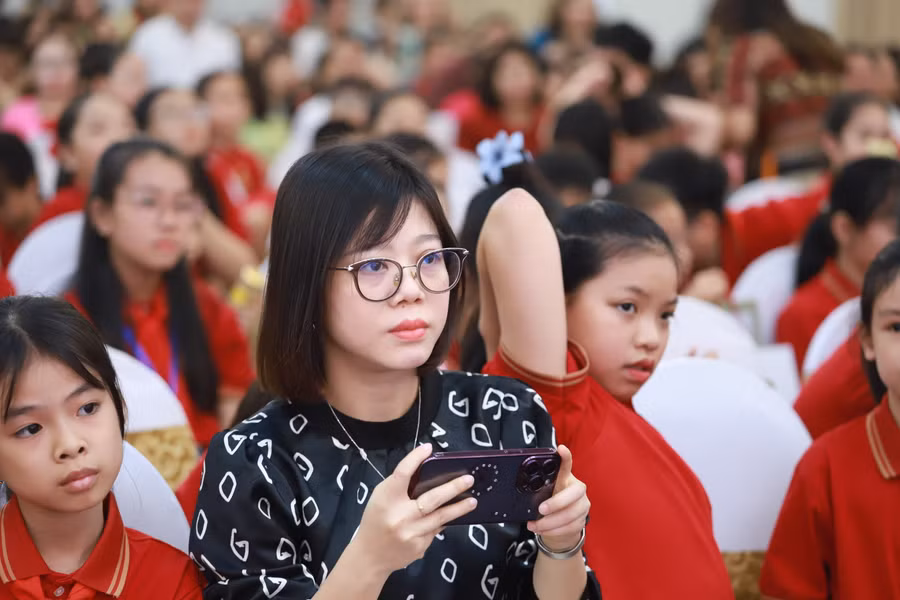 Tới dự lễ vinh danh là 358 thí sinh xuất sắc nhất cùng đông đảo thầy cô giáo, phụ huynh học sinh. Tới dự lễ vinh danh là 358 thí sinh xuất sắc nhất cùng đông đảo thầy cô giáo, phụ huynh học sinh.