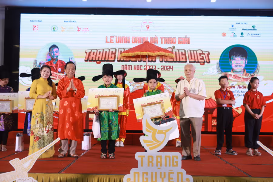 Giải Bảng nhãn thuộc về các em: Nguyễn Hoàng Anh - học sinh khối 4 Trường Tiểu học Kim Đồng (Ba Đình, Hà Nội); Nguyễn Tuấn An - học sinh khối 5 Trường Tiểu học Phố Mới (Quế Võ, Bắc Ninh). Giải Bảng nhãn thuộc về các em: Nguyễn Hoàng Anh - học sinh khối 4 Trường Tiểu học Kim Đồng (Ba Đình, Hà Nội); Nguyễn Tuấn An - học sinh khối 5 Trường Tiểu học Phố Mới (Quế Võ, Bắc Ninh).