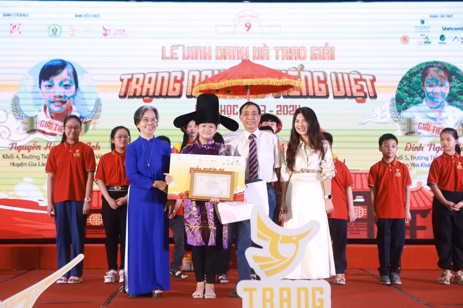 Giải Tiến sĩ thuộc về các em Nguyễn Hà Minh Anh, học sinh lớp 4 Trường Tiểu học Thị trấn Yên Viên (Gia Lâm, Hà Nội); Đinh Ngân Hà - học sinh khối 5 Trường Tiểu học Khánh Cư (Ninh Bình). Vì lý do sức khỏe, em Minh Anh không tới nhận giải trực tiếp nên phần thưởng sẽ gửi về nhà trường. Giải Tiến sĩ thuộc về các em Nguyễn Hà Minh Anh, học sinh lớp 4 Trường Tiểu học Thị trấn Yên Viên (Gia Lâm, Hà Nội); Đinh Ngân Hà - học sinh khối 5 Trường Tiểu học Khánh Cư (Ninh Bình). Vì lý do sức khỏe, em Minh Anh không tới nhận giải trực tiếp nên phần thưởng sẽ gửi về nhà trường.