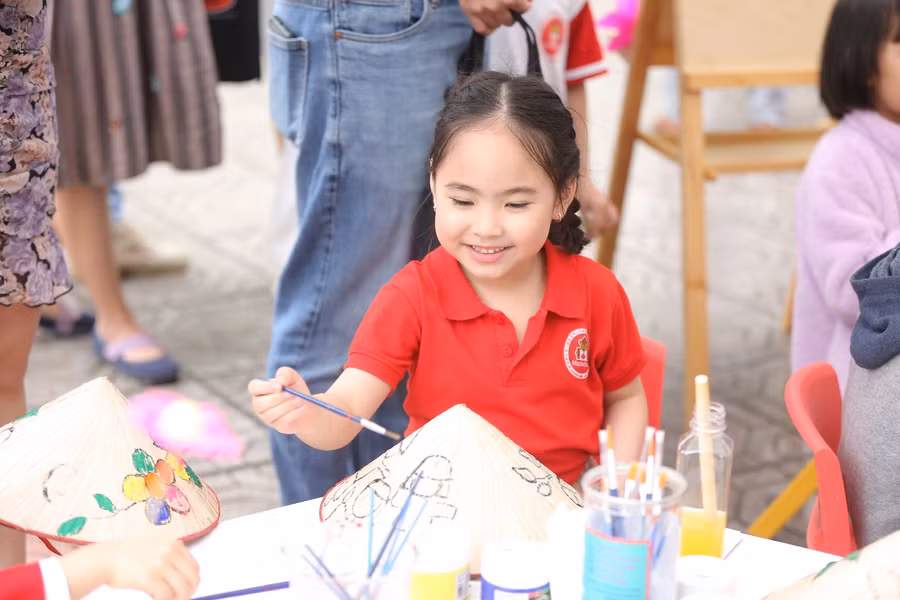Thử tài trang trí nón lá tại gian hàng Việt Nam