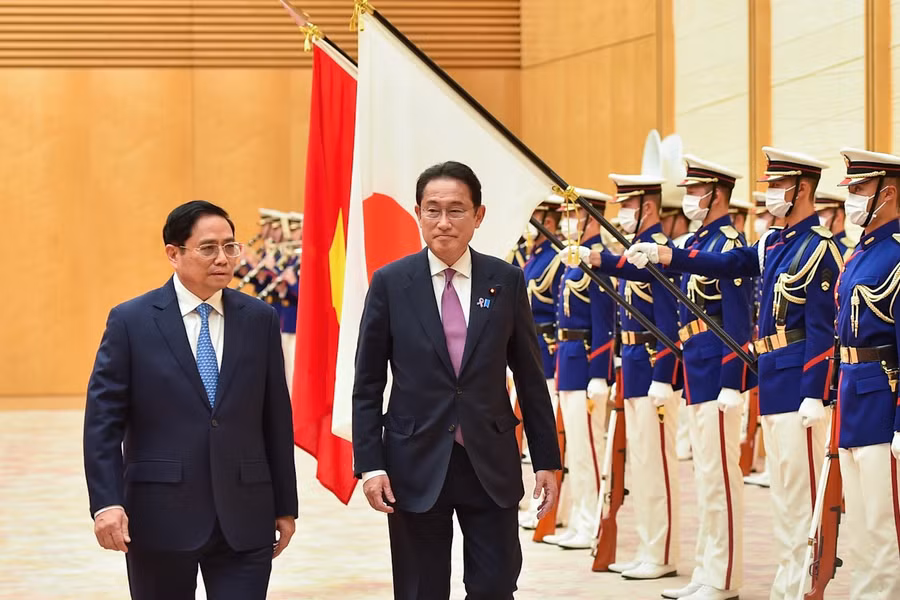 Thủ tướng Phạm Minh Chính và Thủ tướng Nhật Bản Kishida Fumio duyệt Đội danh dự. Ảnh: VGP/Nhật Bắc