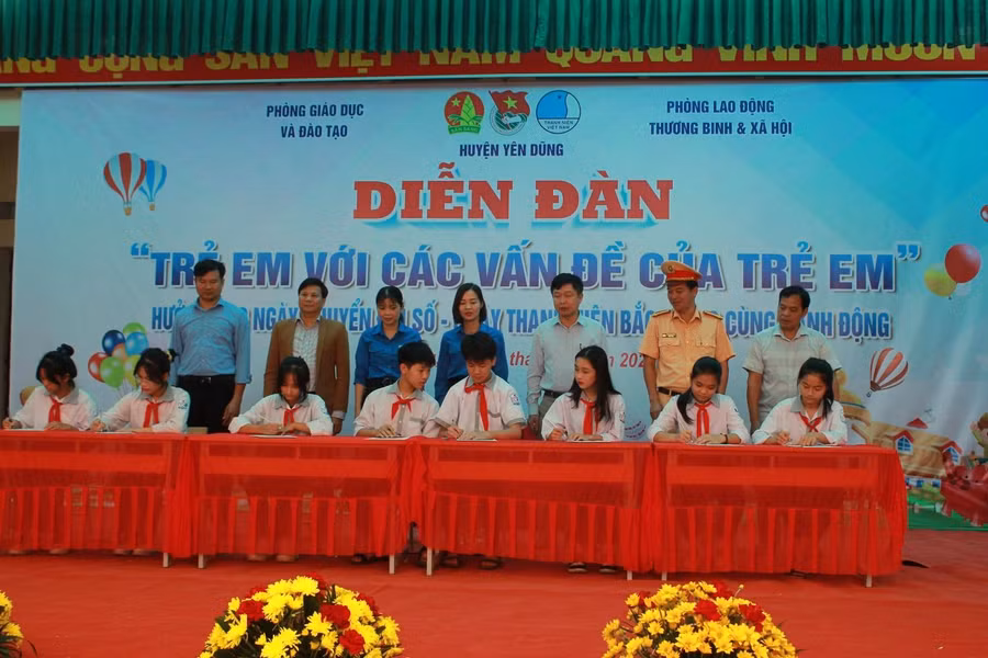 Học sinh ký cam kết thực hiện ATGT.