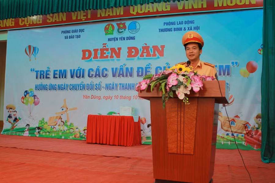 Đ/c Thân Văn Cường - Đội trưởng đội Cảnh sát giao thông - Trật tự, Công an huyện Yên Dũng giải đáp, định hướng các vấn đề học sinh chia sẻ