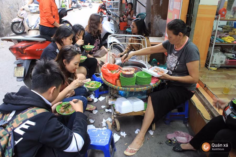 Trường học trong vòng vây đồ ăn vặt bẩn ảnh 2