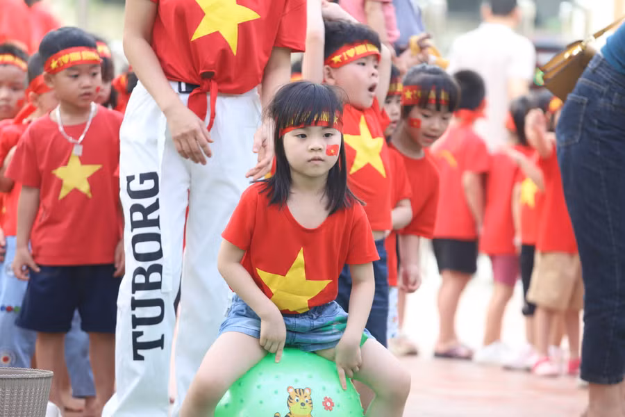 Trẻ tham gia trò chơi nhảy bóng hơi.