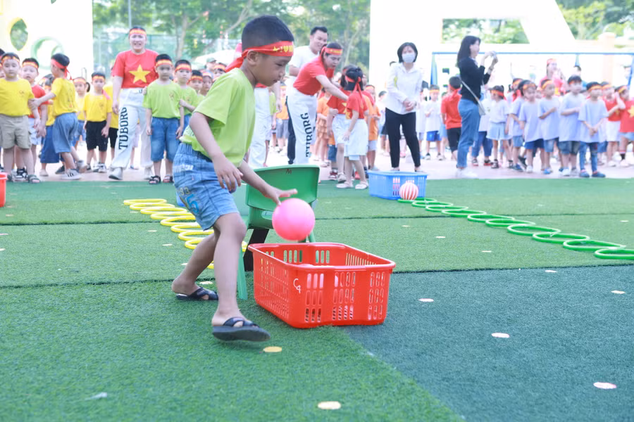 Trẻ tham gia trò chơi chuyển bóng nối tiếp.