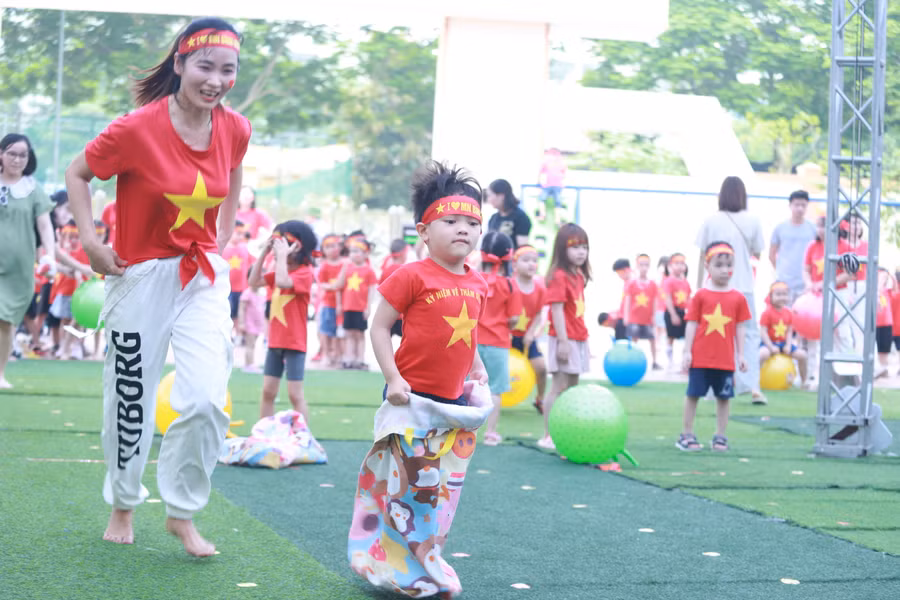 Nhảy bao bố là một trong các thử thách với người chơi.