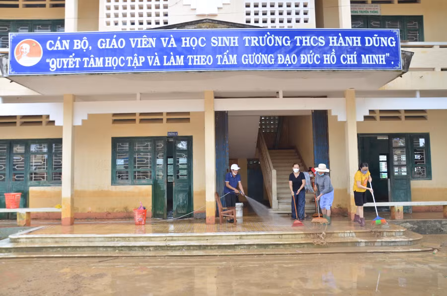 Tại trường THCS Hành Dũng, các cán bộ, giáo viên nhà trường cũng đang nỗ lực tổng dọn vệ sinh trường lớp để sớm đón học sinh trở lại trường.