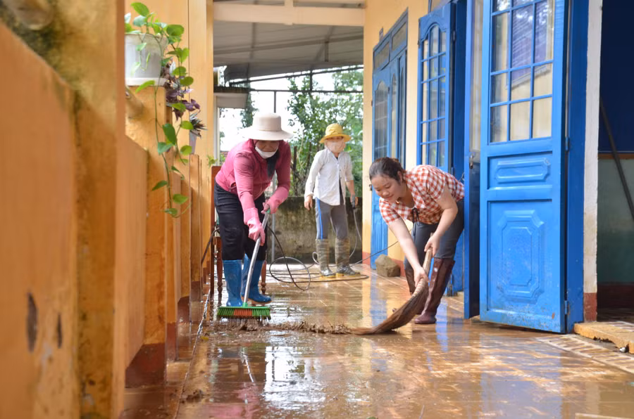 Ngay sau nước rút trường đã huy động toàn bộ 24 giáo viên, nhân viên nhà trường cùng nhau dọn dẹp vệ sinh, đảm bảo an toàn để học sinh đến lớp.