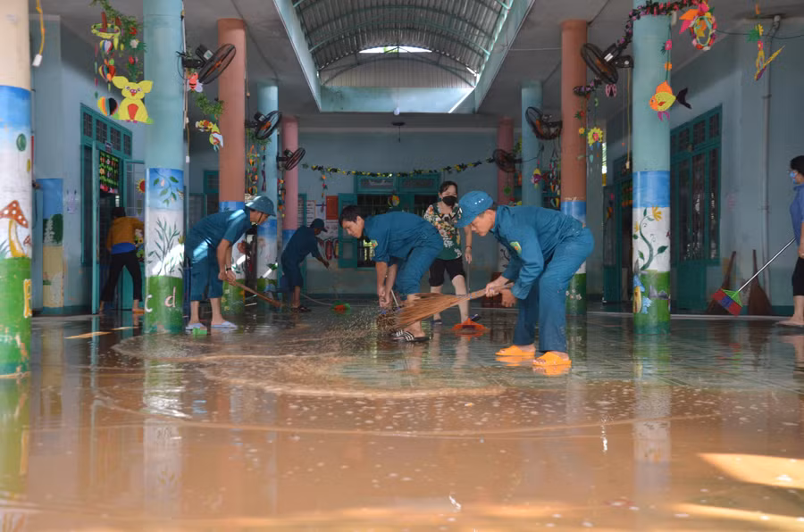 Nhờ có sự hỗ trợ của lực lượng dân quân tự vệ cùng đoàn viên thanh niên xã nên công tác dọn dẹp vệ sinh diễn ra nhanh hơn.