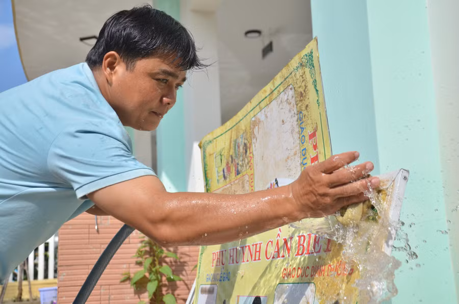 Anh Phan Văn Tuấn, phụ huynh học sinh trường Mầm non Hành Dũng chia sẻ, ngay sau lũ rút thì phụ huynh chúng tôi không ai bảo ai cùng các cô giáo tham gia dọn dọn dẹp vệ sinh trường lớp để các cháu có thể đến trường an toàn.