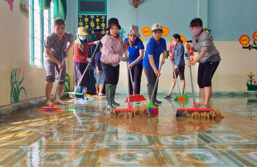 Từ sáng sớm các cô giáo của Trường Mầm non Hành Dũng đã có mặt để dọn bùn.