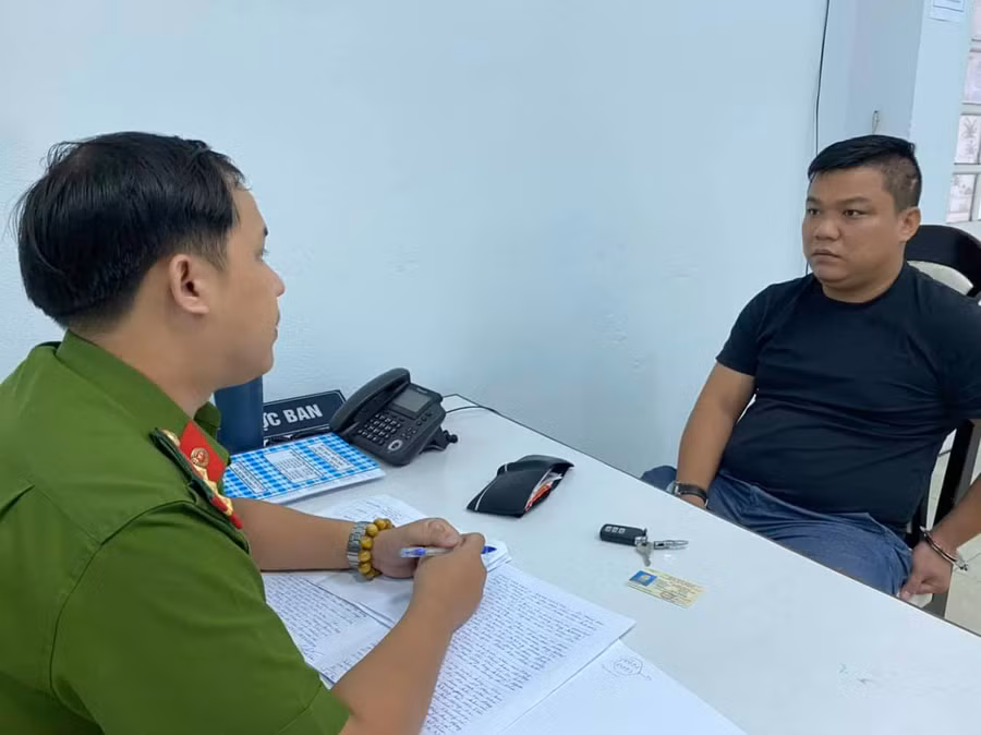  Lực lượng công an lấy lời khai một số đối tượng liên quan trong vụ án. Ảnh: A.B
