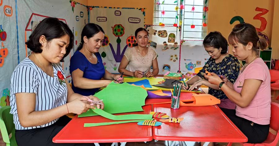 Các cô giáo Trường Mầm non Lâm Phú đang làm đồ chơi cho trẻ.