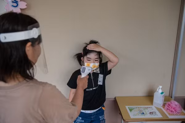 Học sinh tại Nhật Bản được kiểm tra thân nhiệt.