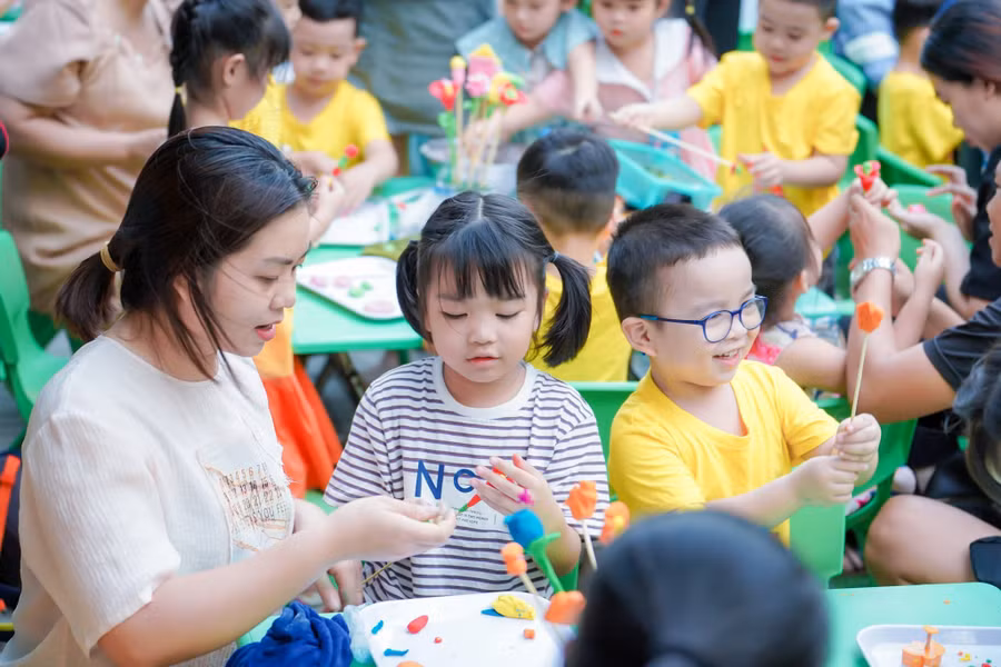 Mẹ hướng dẫn bé làm những con tò he với nhiều hình thù ngộ nghĩnh.