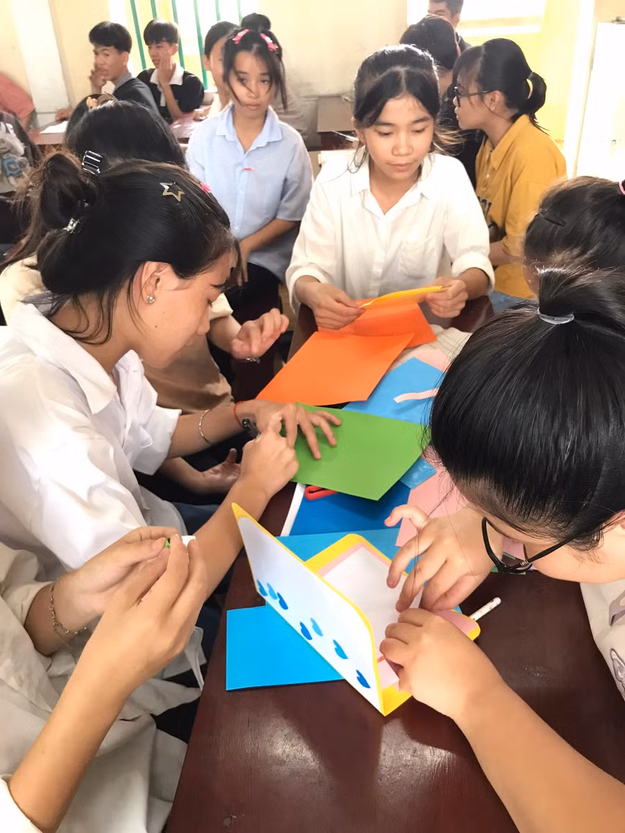 Học sinh Trường THCS Hải Xuân (Hải Hậu, Nam Định) thiết kế nên những tấm thiệp "handmade" tặng mẹ.