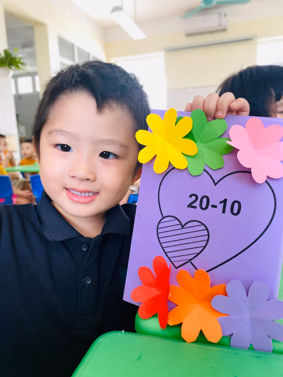 Niềm vui khi bé đã hoàn thiện món quà nhỏ nhắn mà ý nghĩa của mình dành cho mẹ dưới sự hướng dẫn của các cô giáo.