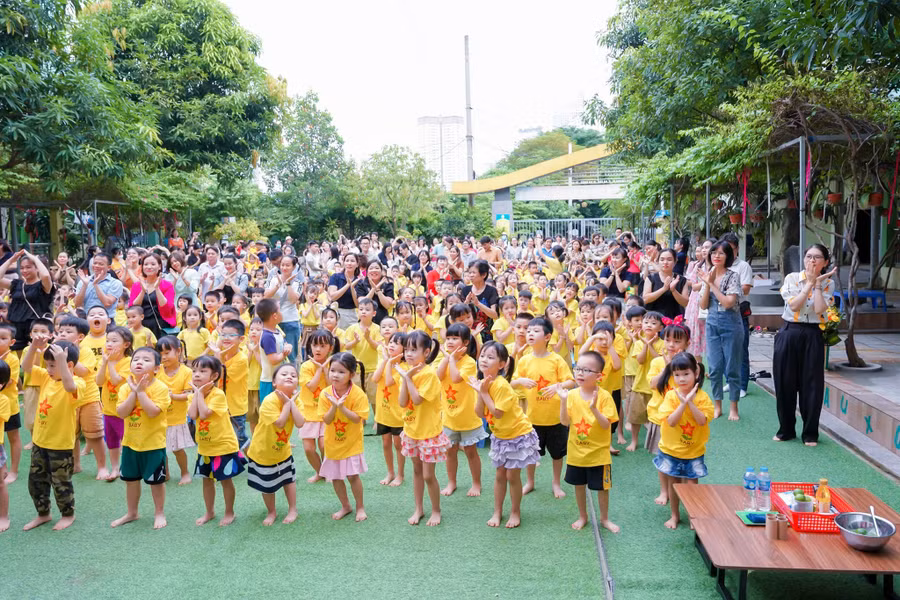 Tại Trường Mầm non Ngô Thì Nhậm (Hà Đông, Hà Nội) đã diễn ra chương trình "Con vui học - cha mẹ đồng hành" để tạo sân chơi bổ ích gắn kết tình cảm gia đình nhân dịp 20/10.