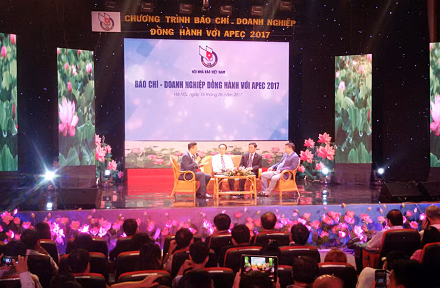 Các đại biểu giao lưu, tọa đàm tại Chương trình “Báo chí – Doanh nghiệp đồng hành với APEC 2017” 