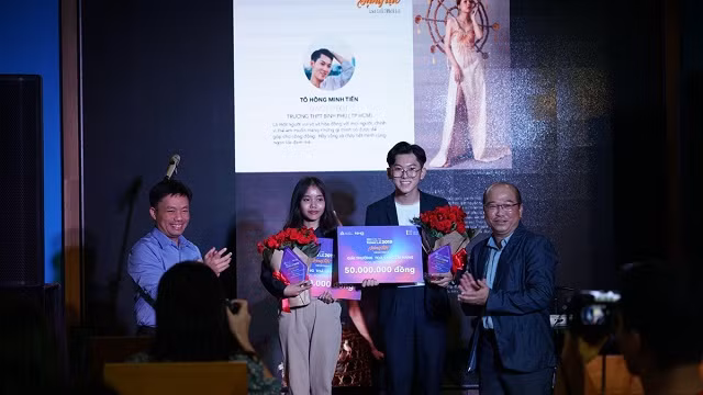 Ban tổ chức trao giải cho các Á quân cuộc thi.