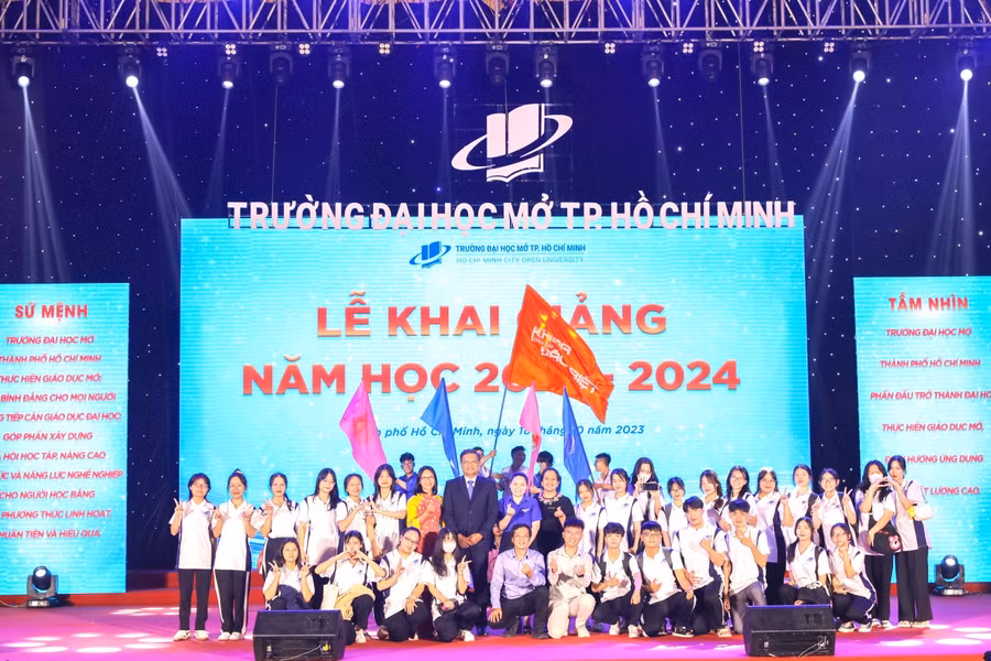 GS Nguyễn Minh Hà, Hiệu trưởng Trường ĐH Mở TPHCM cùng các tân sinh viên. GS Nguyễn Minh Hà, Hiệu trưởng Trường ĐH Mở TPHCM cùng các tân sinh viên.
