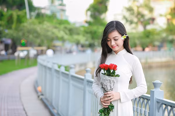 Thiếu nữ xinh đẹp bên dòng kênh Nhiêu Lộc mướt xanh ảnh 8