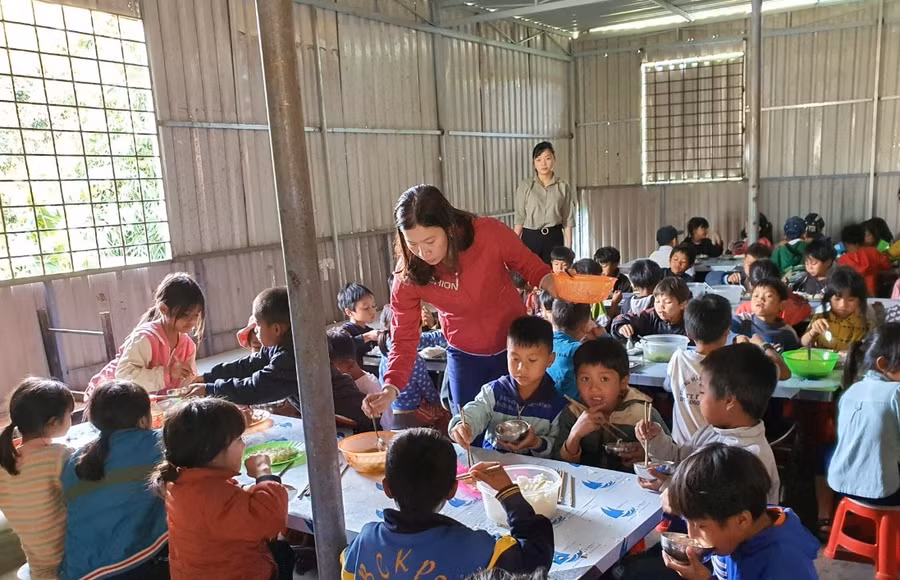 Cô Vân chăm sóc, quan tâm học trò như con của mình.