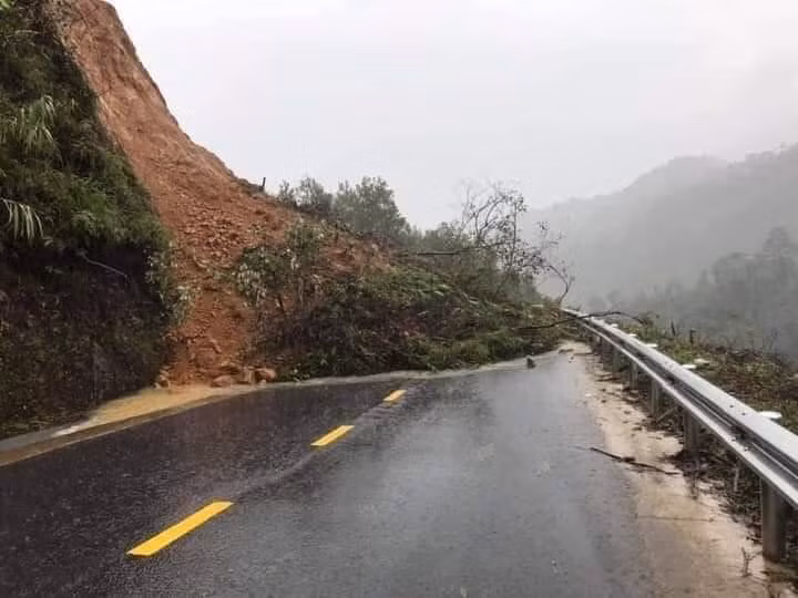 Sạt lở tại Km76+500 tuyến quốc lộ 49A Huế - A lưới