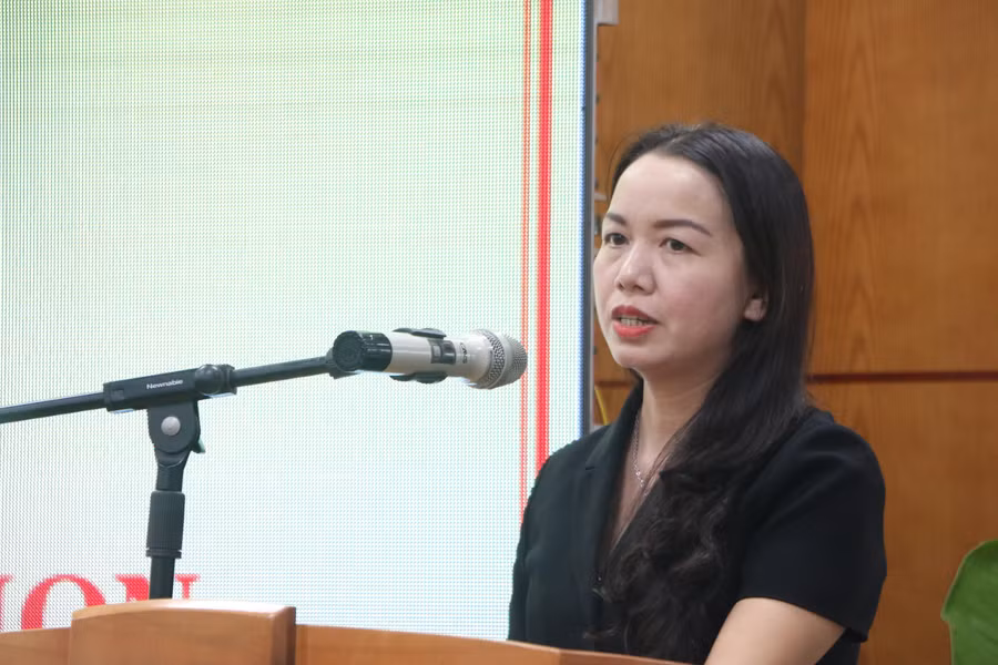 Bà Bùi Thị Thu Hằng - Trưởng Phòng GD&amp;ĐT Đan Phượng nhấn mạnh vai trò của công tác vệ sinh an toàn thực phẩm trong trường mầm non.