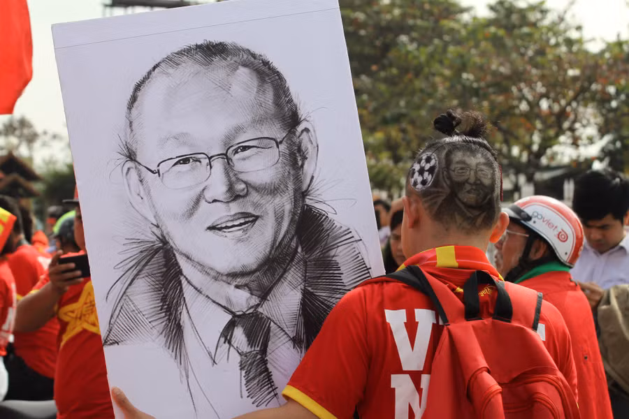Hình ảnh tươi vui của HLV Park Hang-Seo theo cùng đoàn CĐV.