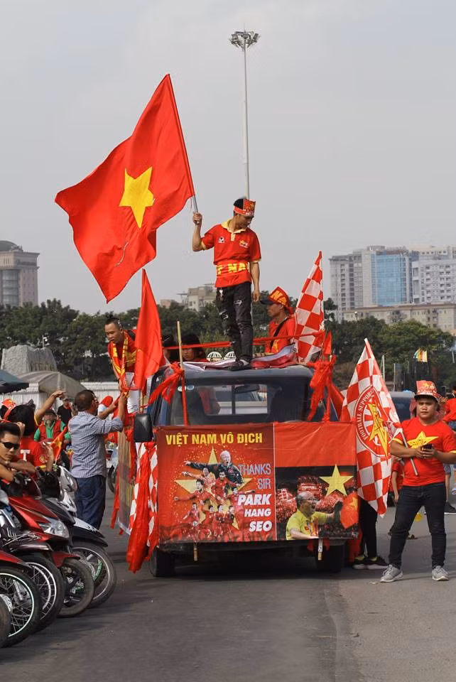 Trả lời PV của báo chí, chủ tịch Hội CĐV VFS Miền Bắc - ông Phan Đình Long cho biết: "Trước khi lên đường diễu hành, BĐH đã yêu cầu các thành viên đảm bảo an toàn giao thông, không bấm còi gây mất trật tự an ninh và di chuyển theo hàng ngũ đã được sắp xếp sẵn".