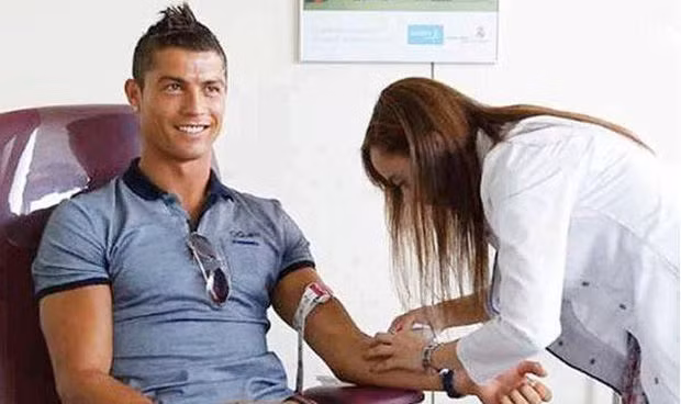 CR7 thường xuyên tham gia hiến máu.