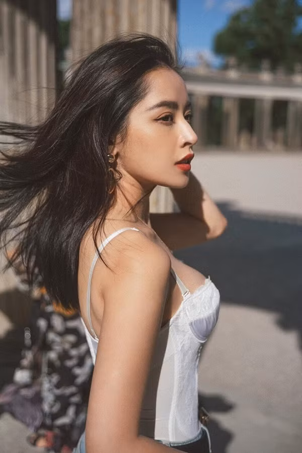Vẫn bị nhận xét hát dở tệ như ngày đầu nhưng nhan sắc của Chi Pu lại ngày một lên hương