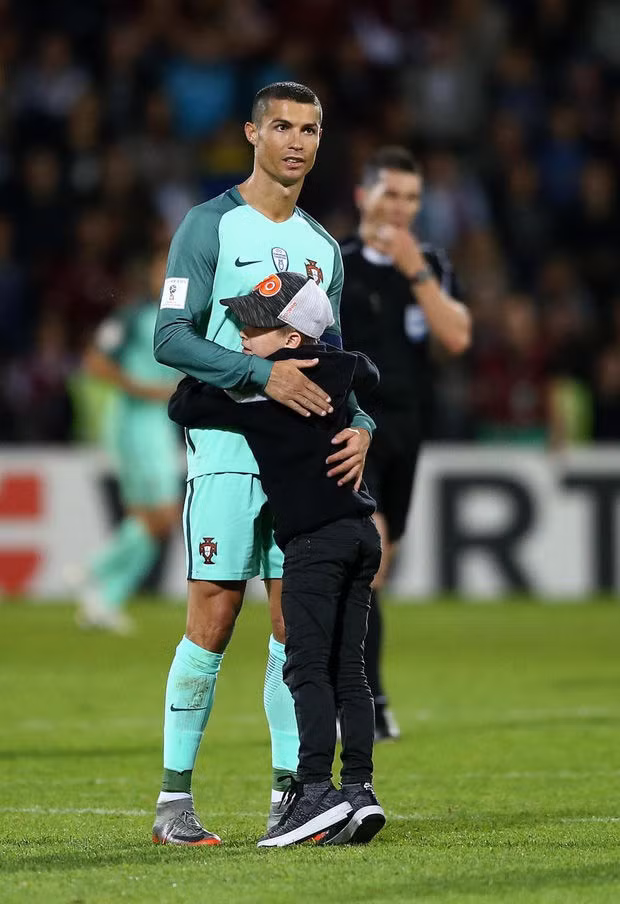 Ronaldo sẵn sàng chiều lòng fan.