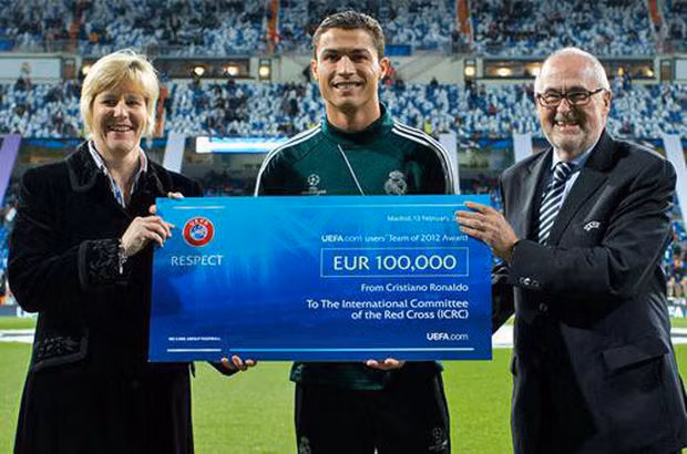 Ronaldo dùng tiền thưởng làm từ thiện.