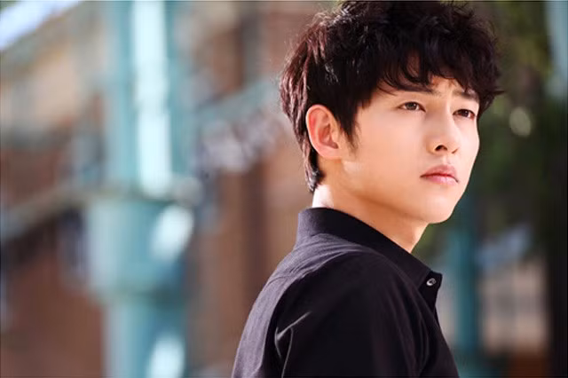 20160307-nam-gioi-dua-nhau-lam-song-joong-ki-lay-long-ban-gai-1
